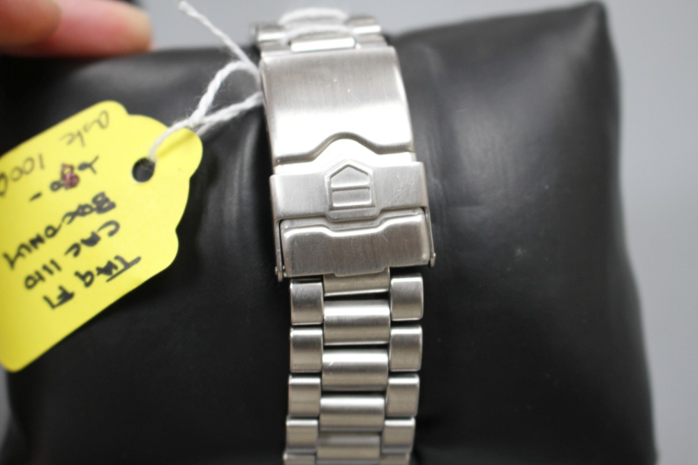 A gentlemans moder stainless steel Tag Heuer Formula 1 Professional 200 metres quartz wrist watch.